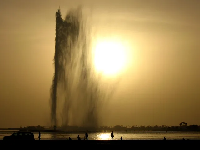 Photo of King Fahd's Fountain during sunset.