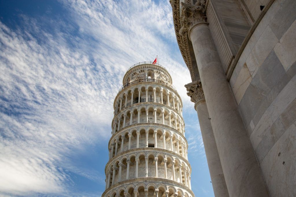Photo of the iconic Leaning tower of Pisa