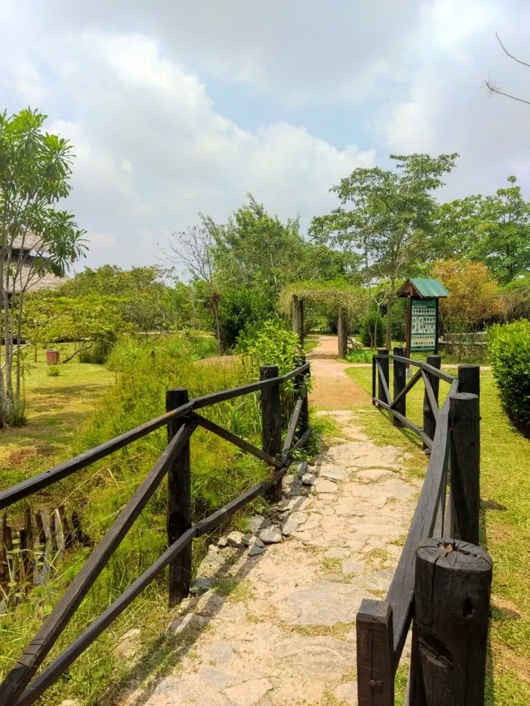 Pathway inside Diyasaru